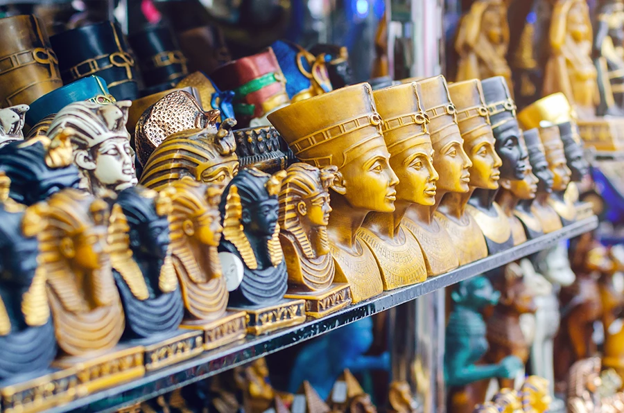 ეგვიპტური სიმბოლოებით გაფორმებული სუვენირები კაიროს ბაზარზე